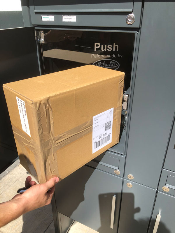 Parcel-Box Paketbriefkasten Paketkasten - Briefkasten Kombination "pafory" Schritt 6: Zustellen - Glastür nach innen drücken